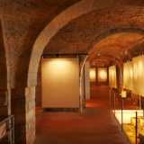 Sul lato destro dello slargo si affaccia la "Sala dei Templari", cos� chiamata per aver ospitato nel XIII secolo il leggendario ordine religioso: di fatto nel Medioevo era probabilmente un luogo di ricovero per i pellegrini in partenza per la Terrasanta